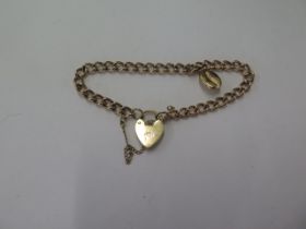 A 9ct yellow gold bracelet with a 9ct coffee bean charm - total weight approx 11.2 grams