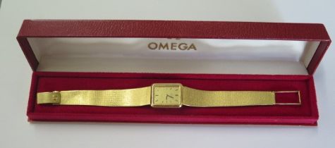 A ladies 18ct yellow gold Omega quartz wristwatch - 18mm case - approx weight 50 grams - in good