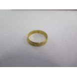 An 18ct yellow gold band ring size L - approx weight 2.5 grams - good condition