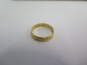 An 18ct yellow gold band ring size L - approx weight 2.5 grams - good condition