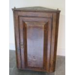 A Georgian walnut corner wall cupboard - Height 83cm x Width 57cm