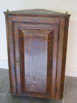 A Georgian walnut corner wall cupboard - Height 83cm x Width 57cm