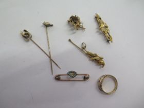 A 9ct yellow gold brooch - approx weight 1.7 grams - two gilt metal pins, a gilt metal brooch, a