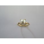 An 18ct yellow gold single pearl ring size L - approx weight 2.8 grams - in good condition