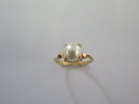 An 18ct yellow gold single pearl ring size L - approx weight 2.8 grams - in good condition