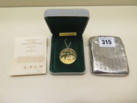 A silver gilt John Pinches Franklin Mint Japan medallion and chain - approx 3cm - weight approx 21.4
