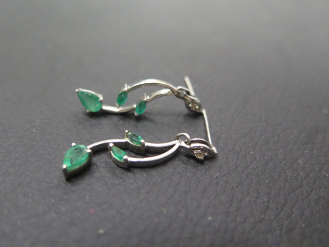 A pair of 18ct white gold and emerald earrings - three emeralds set in leaf shape - approx 3.5cm - - Image 2 of 2