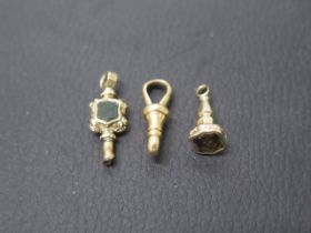 A miniature 9ct yellow gold and carved hard stone seal shield shaped hardstone (possibly quartz)