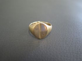 A 9ct gold gents dress ring size S with a glass stone - approx weight 5.3 grams