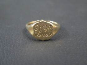 A gents 9ct yellow gold signet ring engraved with initials - ring size T/U - weight approx 9.1 grams