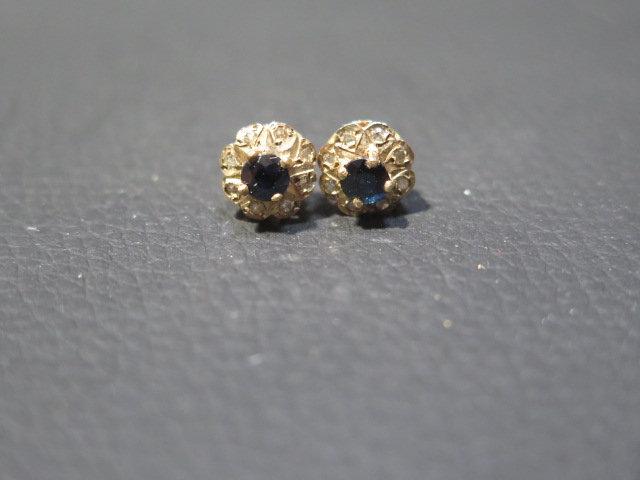 A pair of 18ct yellow gold earrings (unmarked but tested) round approx 8mm - weight approx 4.7 grams - Image 2 of 3