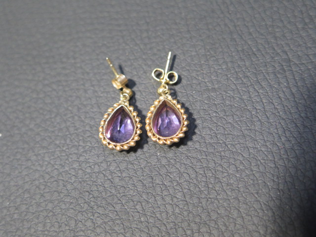 A pair of 9ct yellow gold and amethyst drop earrings - approx 1.8cm - weight approx 2.7 grams - Image 3 of 3