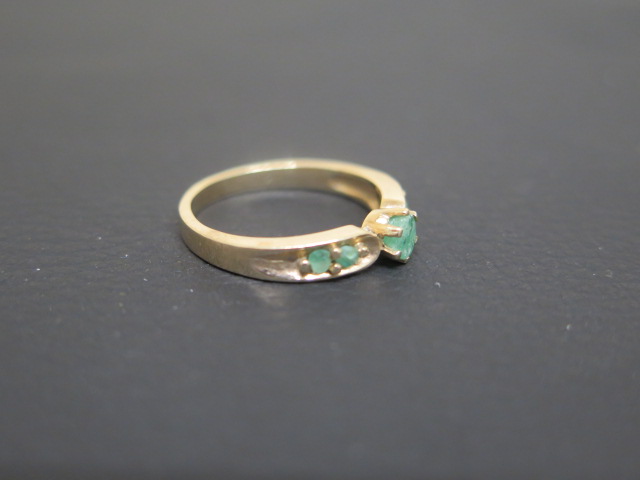 A 9ct yellow gold and jadeite ring size R - approx weight 2.9 grams - good overall condition - Image 2 of 4