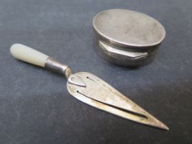 A Georgian silver pill box Birmingham, with gilt interior, oval shape, approx 3cm together with a