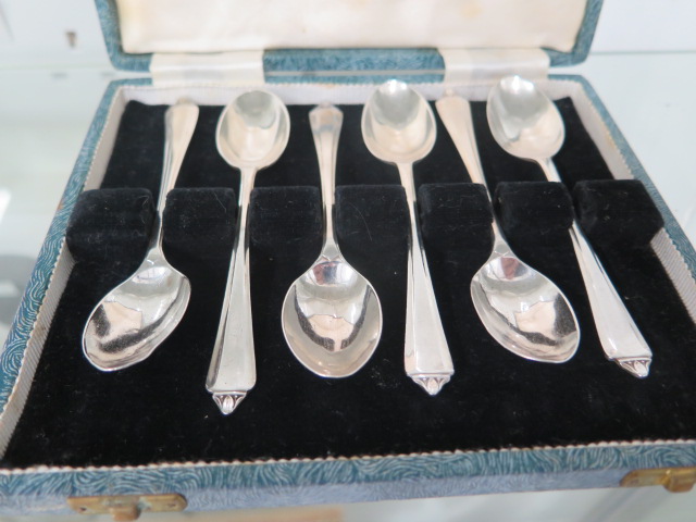 A boxed set of six silver teaspoons, Sheffield 1932, a set of six silver coffee bean teaspoons - Bild 2 aus 2