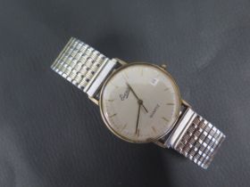 A gents 9ct yellow gold case Everite quartz wristwatch with metal bracelet strap