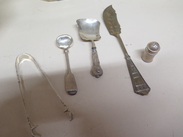Five small silver items - total weight approx 2 troy oz
