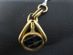 An 18ct yellow gold - unmarked but tested - fob/watch key set with bloodstone and agate - approx 4.