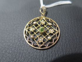 An Edwardian 9ct yellow gold pendant with pearls and peridot - approx 3cm - weight approx 2.4 grams