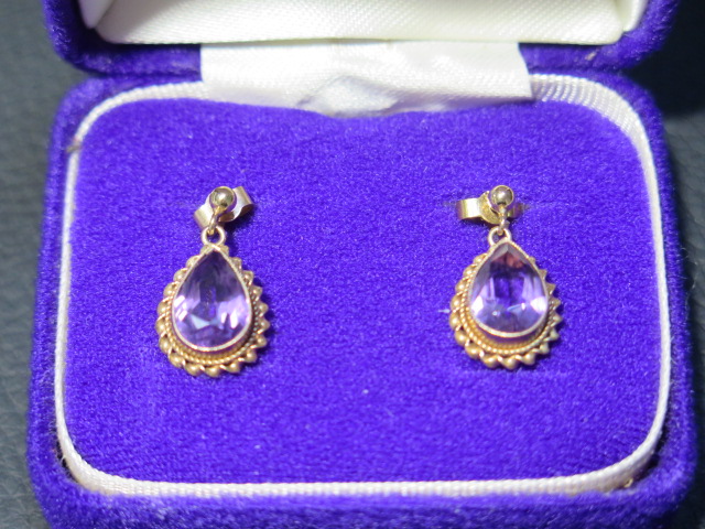 A pair of 9ct yellow gold and amethyst drop earrings - approx 1.8cm - weight approx 2.7 grams - Image 2 of 3