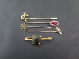 An 18ct yellow gold tie pin of a horseshoe and riding crop marked 18k approx 6cm - weight approx 2.6