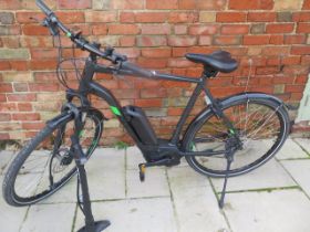 A gents Cube electric cycle with a heavy duty lock, pump, Bosch battery and charger - as new,