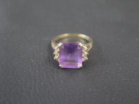 A 9ct yellow gold ring with amethyst - ring size P - weight approx 3.6 grams
