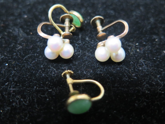 Two pairs of 9ct yellow gold earrings with pearl and jade