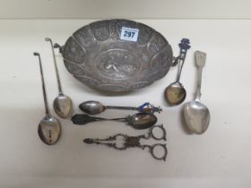 Six silver spoons and a pair of Victorian silver sugar nips - total weight approx 6.3troy oz -