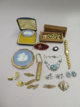 Mixed jewellery to include a broken 15ct brooch, a broken 9ct brooch, a bone rosary and other items