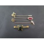 An 18ct yellow gold tie pin of a horseshoe and riding crop marked 18k approx 6cm - weight approx 2.6