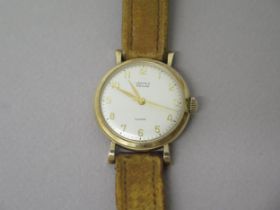 A gents 9ct yellow gold (hallmarked) cased Vertex Revue wristwatch - round case approx 33mm with