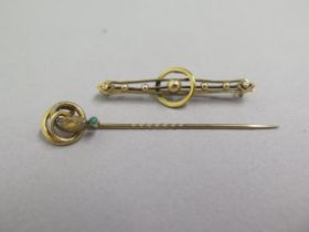 A 9ct yellow gold tie pin in the form of a snake set with jade - approx 6.5cm - weight approx 2.2