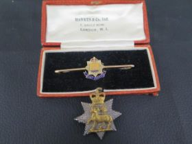 A 9ct rose gold and enamel East Surrey Regt sweetheart brooch - approx 6cm - weight approx 3.5 grams