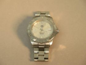 A gents Tag Heuer Aquaracer stainless steel automatic bracelet wristwatch, the silver dial with date