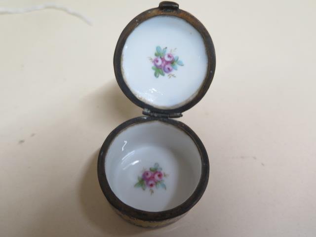 A Serves porcelain pill/patch pot - in good condition - Image 3 of 3