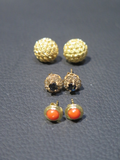 A pair of 18ct yellow gold earrings (unmarked but tested) round approx 8mm - weight approx 4.7 grams