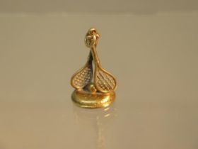 A 9ct (tested) yellow gold fob seal in the form of tennis rackets and ball, bloodstone to base -