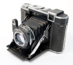 A Zeiss Super Ikonta B (532/16) camera - Tessar F2.8/8cm - C:1937-50 - Shutter OK