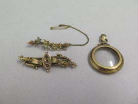 Two 9ct yellow gold brooches - 4cm and 5cm - a 9ct yellow gold open photo pendant - approx 3cm -