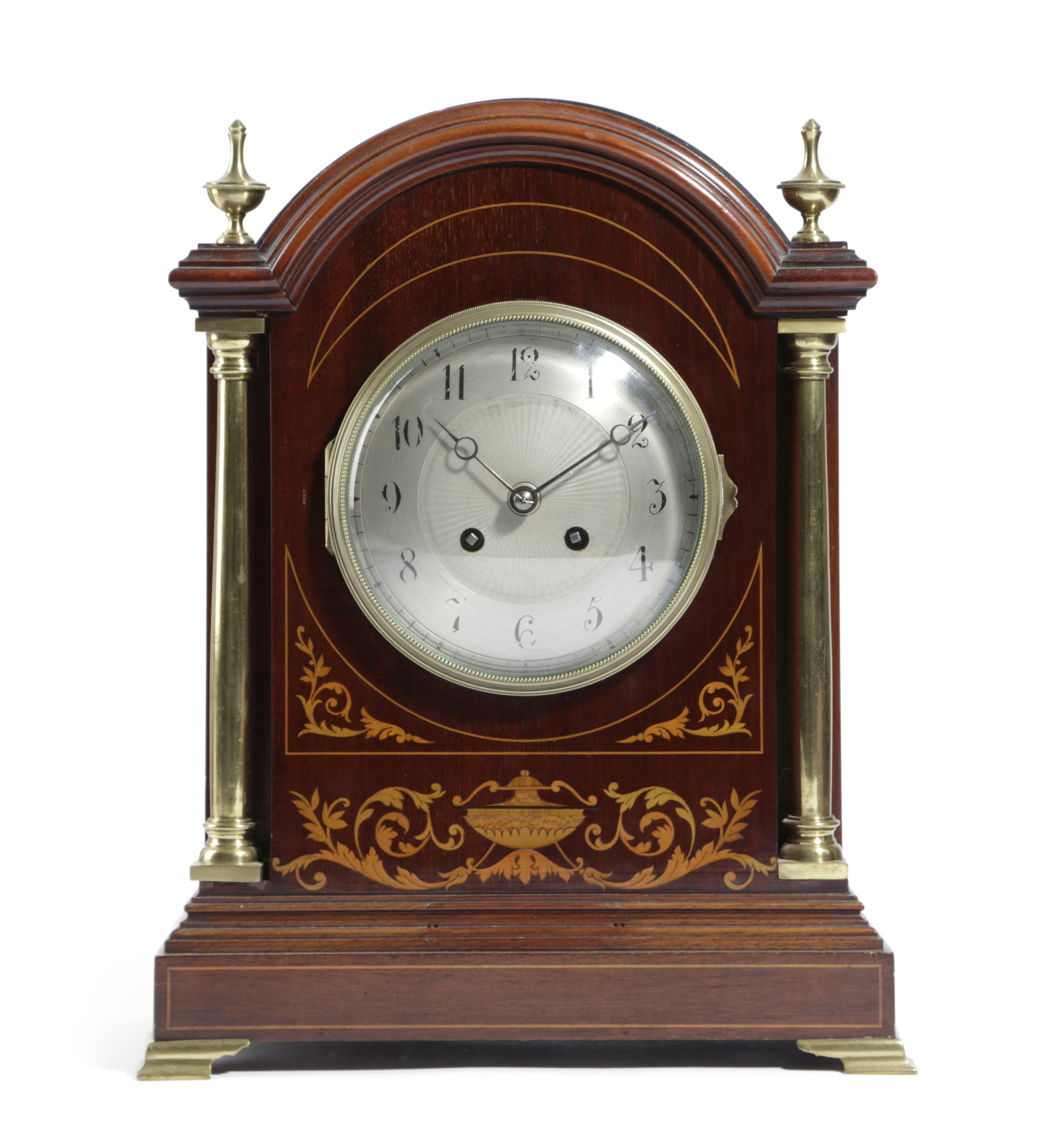 A SHERATON REVIVAL MAHOGANY AND MARQUETRY MANTEL CLOCK EARLY 20TH CENTURY the French brass eight day
