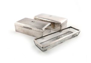 A small mixed lot of silver items, comprising: a cigarette box by Walter Raymond, London 1895,