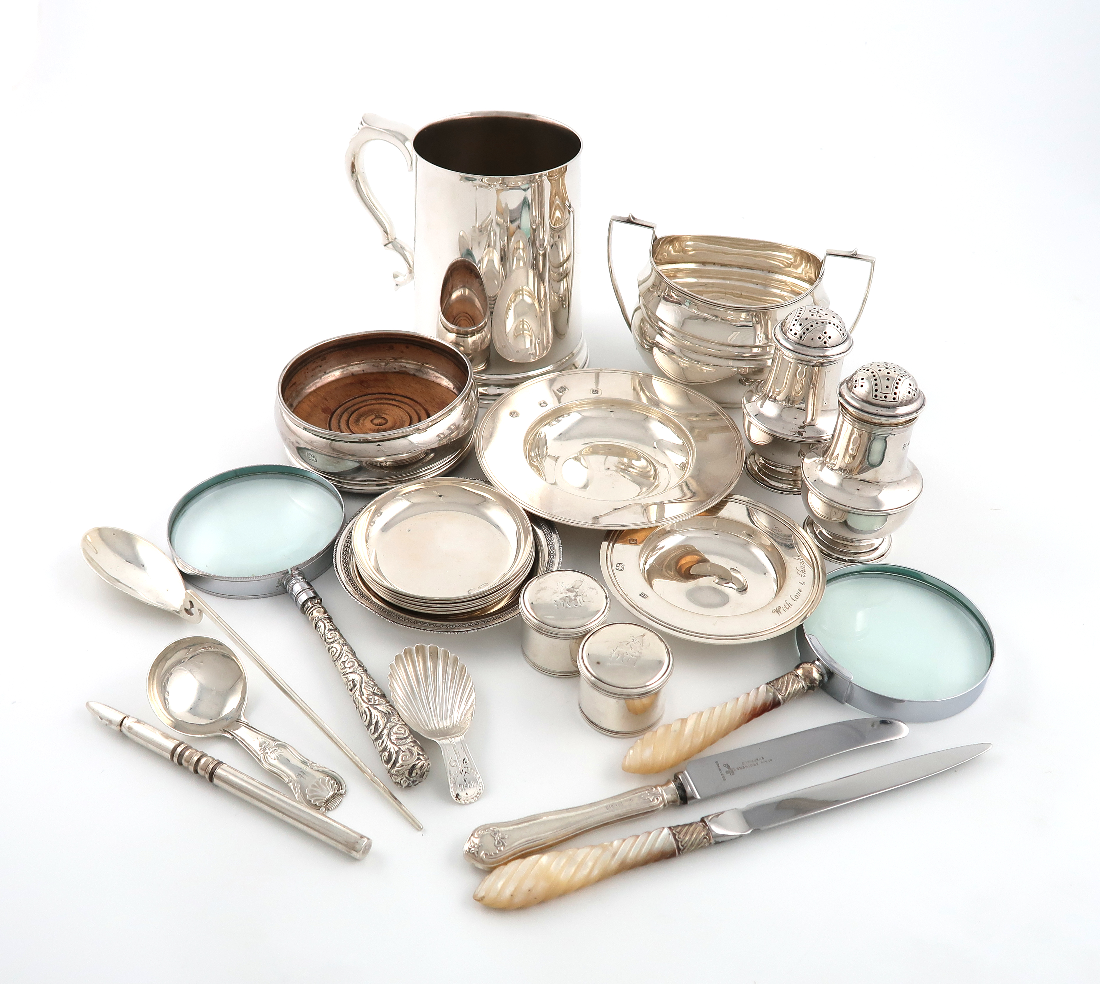 A mixed lot, comprising silver items: two pepper pots, London 1931 and 1932, two circular boxes, two