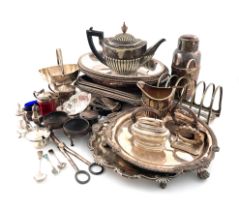 A mixed lot comprising silver items: a swing handled sugar basket by Elkington & Co Ltd,