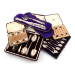 A mixed lot of silver items, comprising: a cased set of twelve Edwardian rat-tail teaspoons by J