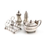 A mixed lot of silver items, comprising: a toast rack by Nathan & Hayes, Chester 1901, rectangular