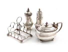 A mixed lot of silver items, comprising: a toast rack by Nathan & Hayes, Chester 1901, rectangular