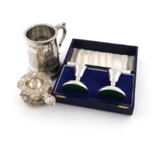 A mixed lot, comprising silver items: a cased pair of modern dwarf candlesticks, Birmingham 1983,