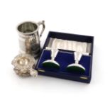 A mixed lot, comprising silver items: a cased pair of modern dwarf candlesticks, Birmingham 1983,