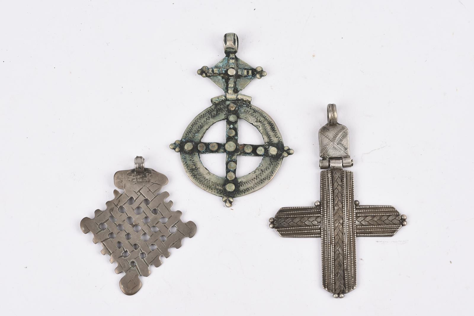 Twenty nine Ethiopian Coptic cross pendants silver coloured metal, one brass, twelve hinged with one - Image 24 of 28